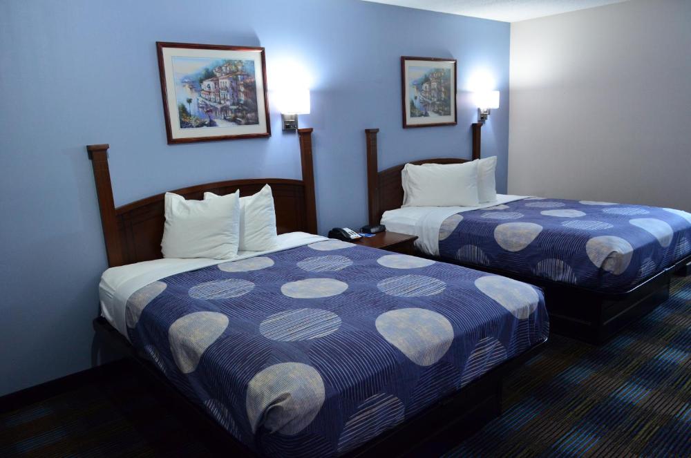 Queen Room with Two Queen Beds - Smoking interior